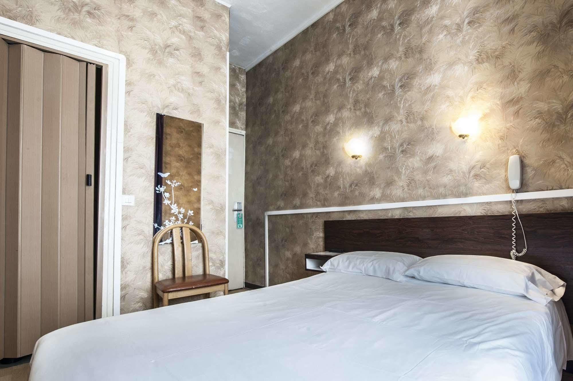 Hotel Des 3 Nations Paris Bagian luar foto